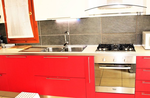 Villaggio degli Sposi Apartment | Cozy Apartment with Parking and Lake View Amenities
