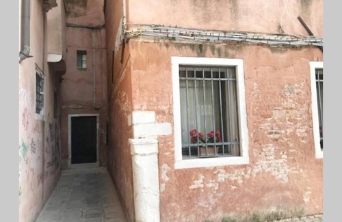 Santa Croce Apartment | Charming Appartamento Tipico with Private Courtyard