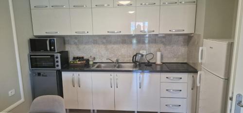 Tushemisht Apartment | Exceptional Appartamento Tushemisht: Family-Friendly Retreat