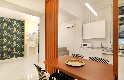 Citta Antica Apartment | Modern Apartment Steps from Teatro Romano & Ponte Pietra