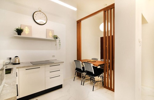 Citta Antica Apartment | Modern Apartment Steps from Teatro Romano & Ponte Pietra
