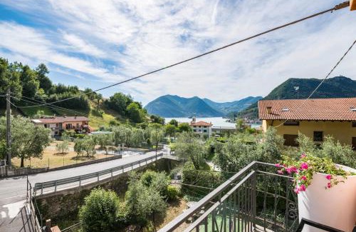 Sulzano Apartment | Scenic Lakeview Apartment with Pool & Hot Tub Amenities