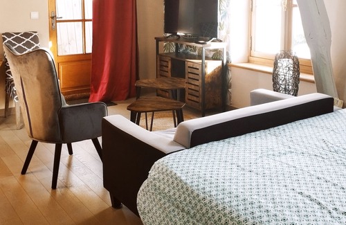 Les Garennes-sur-Loire Apartment | Cozy Appartement La Petite Musardière with Pool & Ocean View
