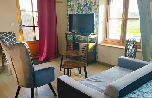 Les Garennes-sur-Loire Apartment | Cozy Appartement La Petite Musardière with Pool & Ocean View