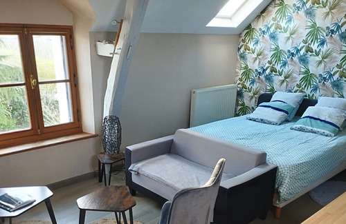 Les Garennes-sur-Loire Apartment | Cozy Appartement La Petite Musardière with Pool & Ocean View