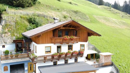 Hopfgarten in Defereggen Apartment | Highly Rated Appartement Gsaller - Family-Friendly Retreat