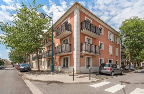 Bailly-Romainvilliers Apartment | Inviting Appartement Collodi - Welkeys: Pet Friendly Retreat