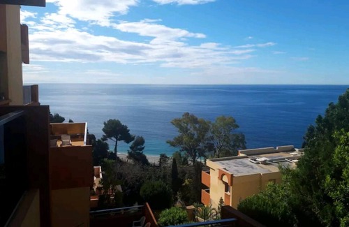 Roquebrune-Cap-Martin Apartment | Seaside Apartment with Family-Friendly Amenities
