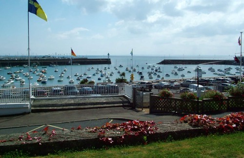 Saint-Quay-Portrieux Apartment | Prime Apartment Steps from the Beach with Pet-Friendly Perks