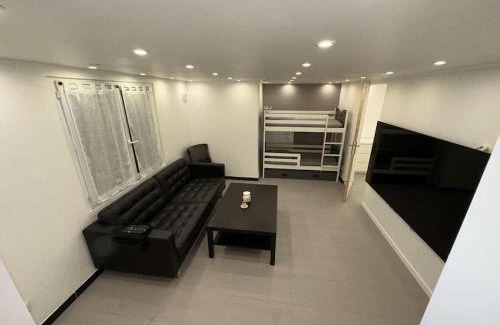 Le Mesnil-le-Roi Apartment | Prime Location: Appartement Steps from Gare & Champs-Élysées