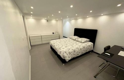 Le Mesnil-le-Roi Apartment | Prime Location: Appartement Steps from Gare & Champs-Élysées