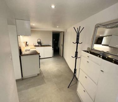 Le Mesnil-le-Roi Apartment | Prime Location: Appartement Steps from Gare & Champs-Élysées