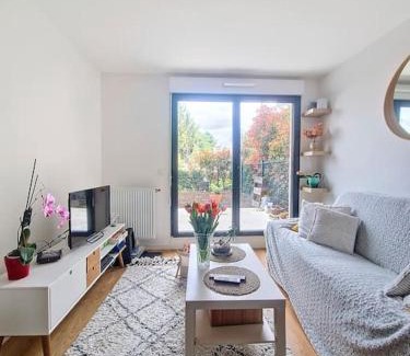 Saint-Cyr-l'Ecole Apartment | Cozy 2-Room Apartment for Families and Pets