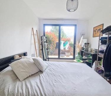 Saint-Cyr-l'Ecole Apartment | Cozy 2-Room Apartment for Families and Pets