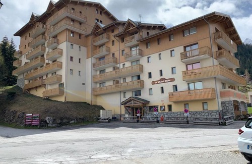 Valfrejus Apartment | Cozy Apartment in Valfréjus with Breakfast & Family Amenities