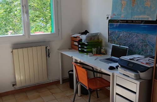 Montolivet Apartment | Cozy 2-Bedroom Apartment for Families with Kitchen Access