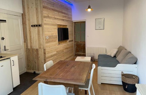 Janze Apartment | Cozy 2-Room Apartment - Rated 8.8 for Family Comfort