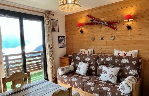 Eclose-Ouest Apartment | Cozy 2-Bedroom Apartment with Balcony Near Pistes