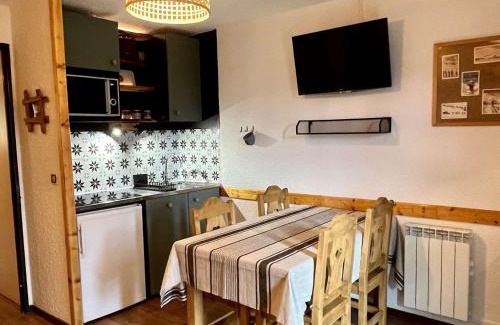 Eclose-Ouest Apartment | Cozy 2-Bedroom Apartment with Balcony Near Pistes