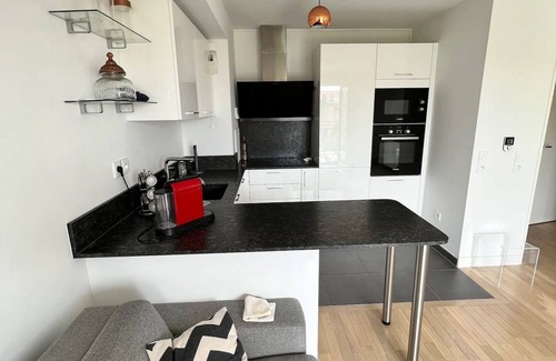 Suresnes Apartment | Cozy 2-Room Apartment Near La Défense with Eiffel View