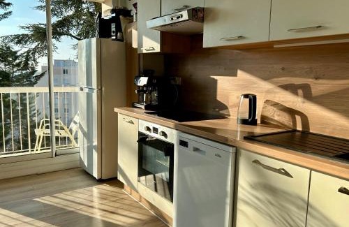 Le Mans Apartment | Guest Rated 9.3: Appartement 24H du Mans with Kitchen