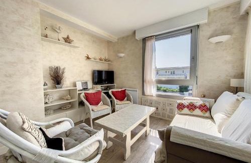 Stella-Plage Apartment | Beachfront 3-Bedroom Apartment with Child-Friendly Amenities