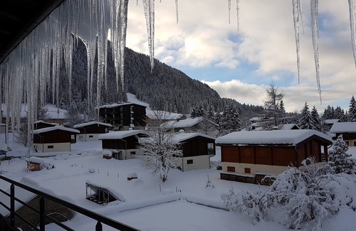 Mijoux Apartment | Spacious 3-Piece Apartment with Kitchen & Breakfast Included