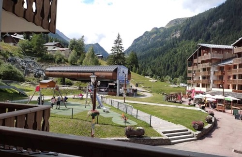 Valfrejus Apartment | Cozy Apartment for 4-5 with Balcony in Valfrejus