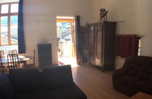 Termignon Apartment | Prime Center Apartment for 10 with Pet & Child-Friendly Amenities