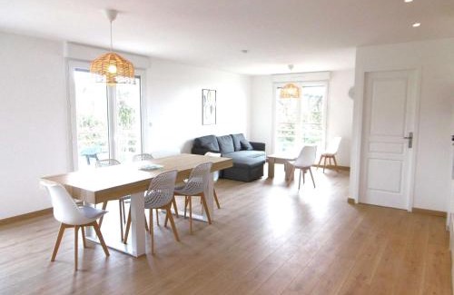 Saint-Jacques Apartment | Ocean View Apartment for 6 - Family-Friendly Retreat