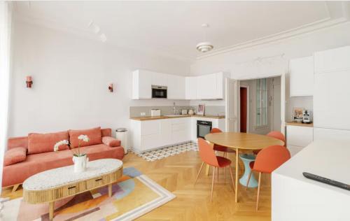 Quartier de la Porte-Saint-Denis Apartment | Bright 50 m² Apartment with Family-Friendly Amenities