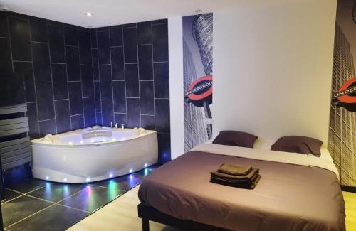 Vitre Apartment | Stylish 90m2 Apartment with Hot Tub and Billiards