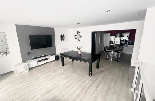 Vitre Apartment | Stylish 90m2 Apartment with Hot Tub and Billiards