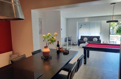 Vitre Apartment | Stylish 90m2 Apartment with Hot Tub and Billiards