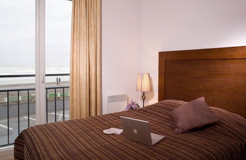 Cayeux-sur-Mer Condo | Budget-Friendly Beachside Apartment with Spa and Ocean View