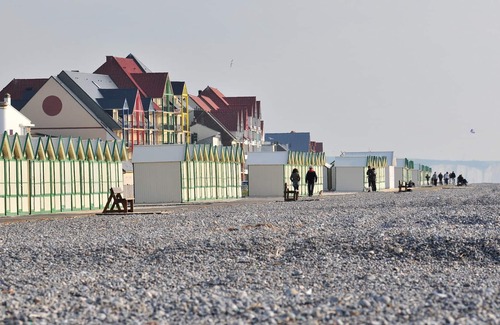 Cayeux-sur-Mer Condo | Budget-Friendly Beachside Apartment with Spa and Ocean View