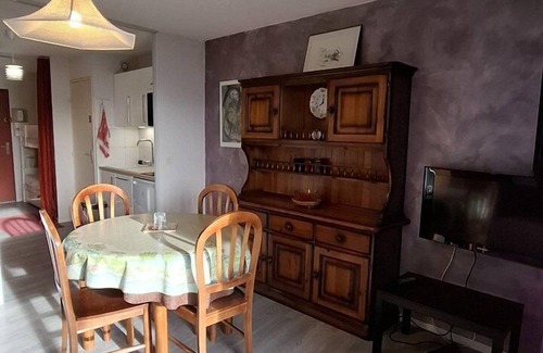 Eclose-Est Apartment | Cozy Apartment in Alpe D'Huez with Kitchen & Breakfast
