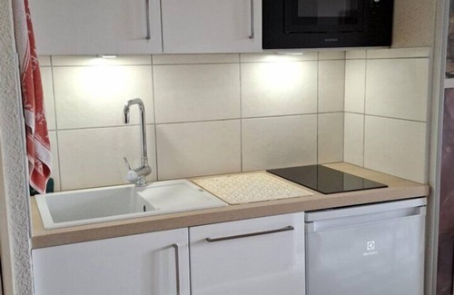 Eclose-Est Apartment | Cozy Apartment in Alpe D'Huez with Kitchen & Breakfast