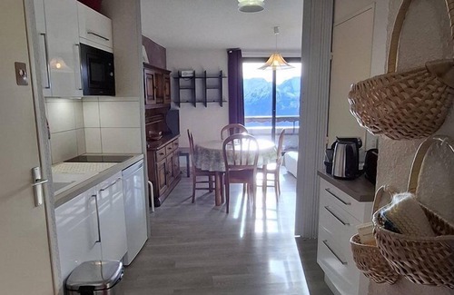 Eclose-Est Apartment | Cozy Apartment in Alpe D'Huez with Kitchen & Breakfast
