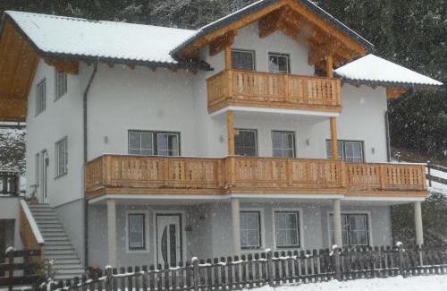 Assachberg Apartment | Alpenglück Retreat: Guest Rated 10/10 with Hot Tub & Breakfast