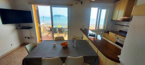 Els Griells Apartment | Pet-Friendly Appartement Artit D1 with Ocean View