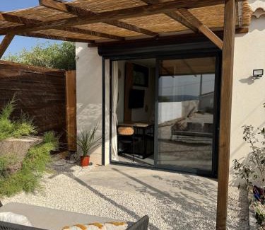 Vitrolles Apartment | Appartement au calme au bord l'étang