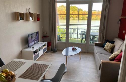 Marciac Apartment | Tranquil Apartment with Lake Views and Family-Friendly Amenities