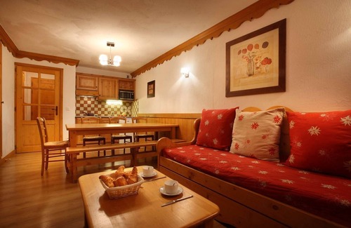 Oz Condo | Cozy Apartment Steps from Slopes with Pool Access