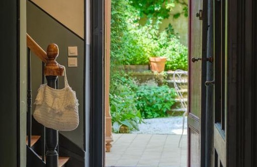 Bourg-sur-Gironde Apartment | Historic Burgundy Apartment with Private Patio & Top Rating