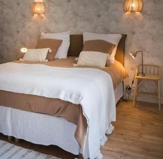 Bourg-sur-Gironde Apartment | Historic Burgundy Apartment with Private Patio & Top Rating