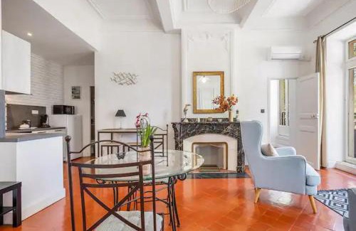 Anatole France Apartment | Lovely Apartment by the Canal with Balcony & WiFi