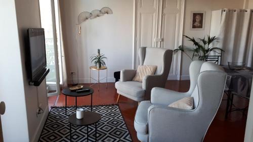Anatole France Apartment | Lovely Apartment by the Canal with Balcony & WiFi