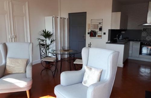 Anatole France Apartment | Lovely Apartment by the Canal with Balcony & WiFi
