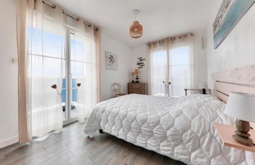 Sarzeau Apartment | Cozy Apartment with Balcony in Sarzeau's Heart